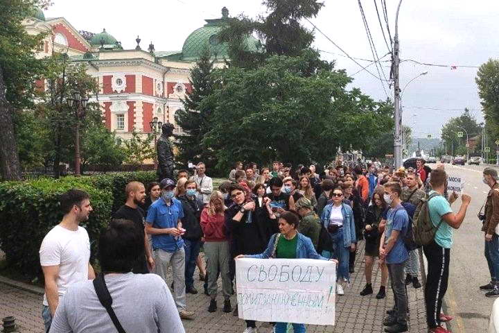 Иркутяне вышли на шествие в поддержку Хабаровска и против «царя»